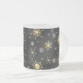 Xmas Golden Snowflakes op zwarte achtergrond Matglas Koffiemok (Voorkant rechts)