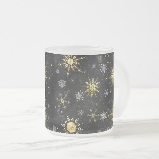 Xmas Golden Snowflakes op zwarte achtergrond Matglas Koffiemok (Voorkant rechts)