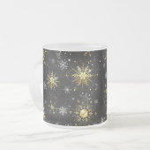 Xmas Golden Snowflakes op zwarte achtergrond Matglas Koffiemok (Voorkant links)