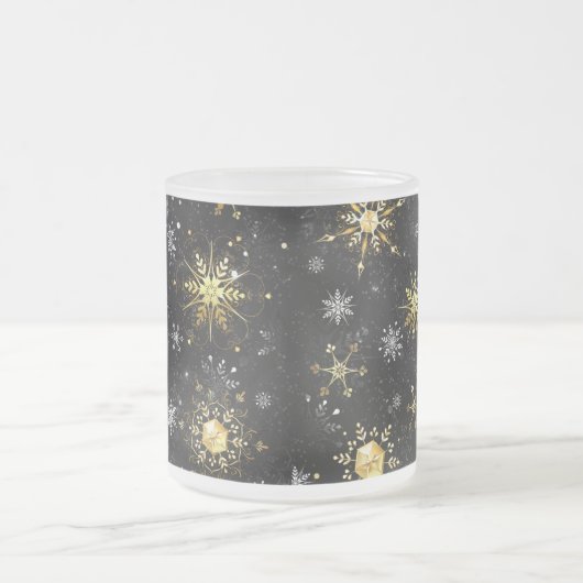 Xmas Golden Snowflakes op zwarte achtergrond Matglas Koffiemok (Center)