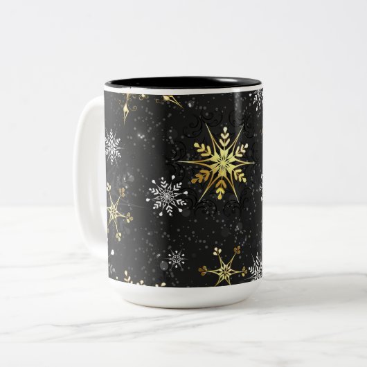 Xmas Golden Snowflakes op zwarte achtergrond Tweekleurige Koffiemok (Voorkant links)
