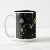 Xmas Golden Snowflakes op zwarte achtergrond Tweekleurige Koffiemok (Links)