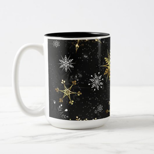 Xmas Golden Snowflakes op zwarte achtergrond Tweekleurige Koffiemok (Links)
