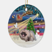 Xmas Magic - Pekinees (sabelzwart masker) Keramisch Ornament (Links)