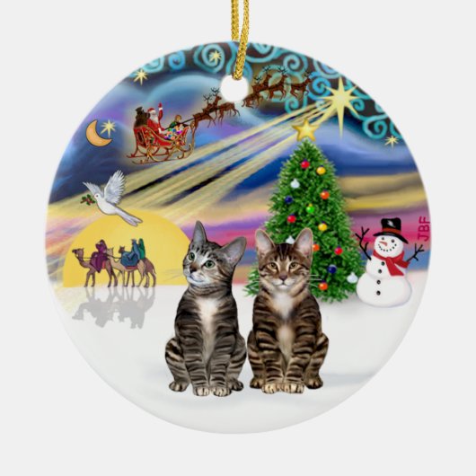 Xmas Magic - Twee Bruine Tabby katten Keramisch Ornament (Voorkant)