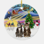 Xmas Magic - Twee Bruine Tabby katten Keramisch Ornament (Achterkant)