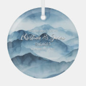 Xmas Mountain Winter Hiking Paar Verloving Blauw Glas Ornament (Voorkant)