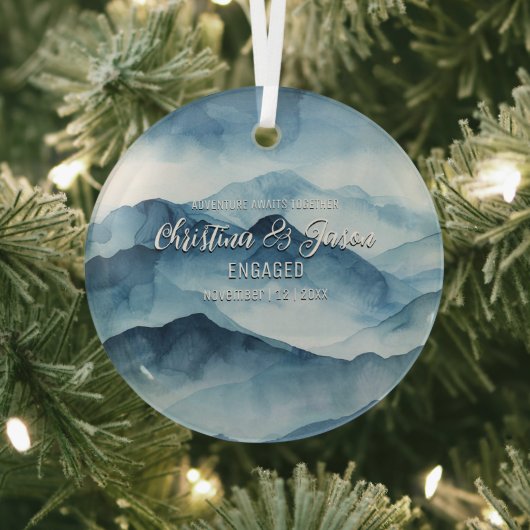 Xmas Mountain Winter Hiking Paar Verloving Blauw Glas Ornament (Insitu)