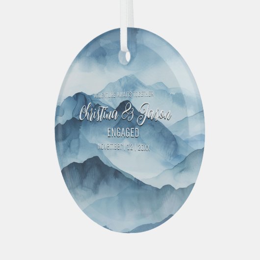 Xmas Mountain Winter Hiking Paar Verloving Blauw Glas Ornament (Voorkant links)