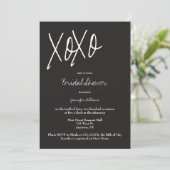 XO grijze bruids douche uitnodigingen (Staand voorkant)