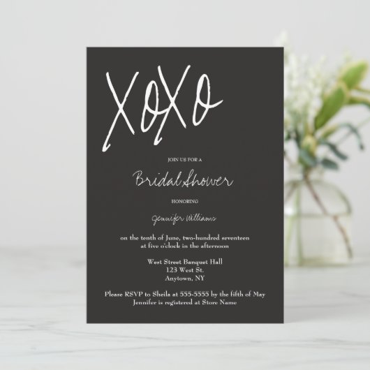 XO grijze bruids douche uitnodigingen (Staand voorkant)
