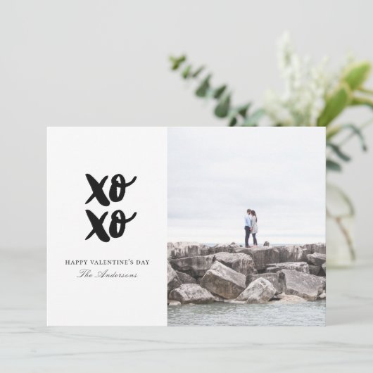 XO. Knuffels en kusjes. Zwarte en witte Valentijns Feestdagenkaart (Staand voorkant)