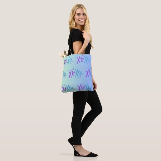 XOXO All-over-Print Canvas tas, Medium Tote Bag (Op model)