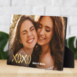 XOXO Best Friends Gold Script BFF Foto Fotoplaat<br><div class="desc">Een cadeautje voor je bijen voor een verjaardag of Galentine's Dag! XOXO in gewaagde gouden manuscriptbrieven evenals uw douanenamen en foto op een trendy fotoplaque.</div>