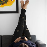 XOXO Black Hot Pink Gold Typografie Cute Leggings<br><div class="desc">Dit is een schattig typografie-/tekstontwerp met "XOXO" als patroon. Het is in trending black, hot roze / magenta en goud. Ideaal voor een cadeau voor Valentijnsdag of Jubileum of voor een nieuwe toevoeging aan uw stijlvolle kleding en accessoires. Om aan te passen, kunt u de tekst "XOXO"veranderen, door uw eigen...</div>
