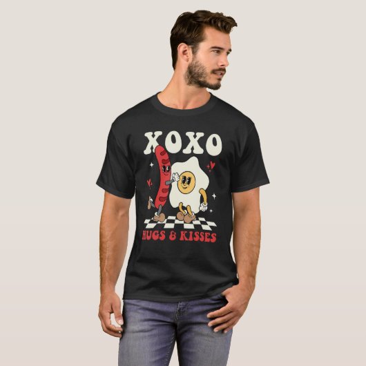 XOXO Hugs & Kisses Hot Dog Omelet Groovy Valenti T-shirt (Voorkant volledig)
