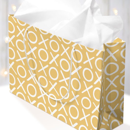 XOXO Hugs & Kisses Yellow Birthday Brush Script Groot Cadeauzakje