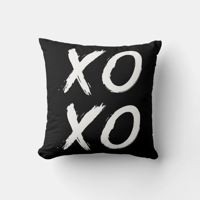 XOXO Kiss en Hug | Zwart wit penseelscript Kussen (Voorkant)