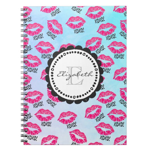 XOXO-patroon met stijlvolle roze Kissy Lips Monogr Notitieboek (Voorkant)