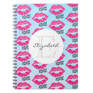 XOXO-patroon met stijlvolle roze Kissy Lips Monogr Notitieboek