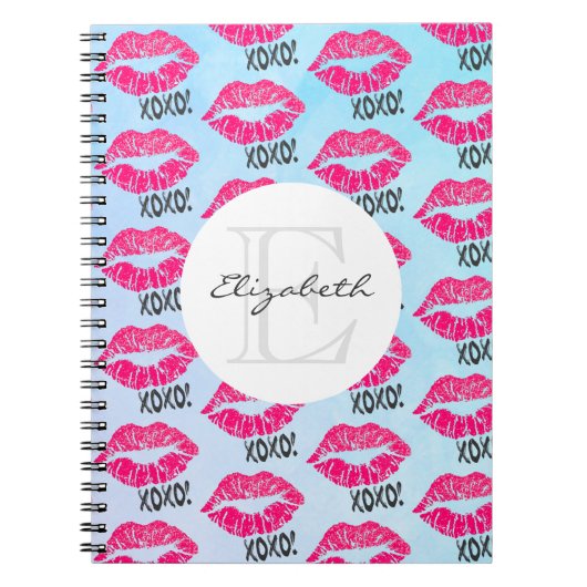 XOXO-patroon met stijlvolle roze Kissy Lips Monogr Notitieboek (Voorkant)