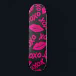 XOXO Quote Black Neon Pink Lipstick Patroon Persoonlijk Skateboard<br><div class="desc">Dit coole en schattige patroon is perfect voor het meisje. Het bevat handbeschilderde neonroze lippenstift en de typografische quote "Xoxo" boven op een eenvoudige zwarte achtergrond. Het is schattig, chic, modern en uniek; perfect voor je dagelijkse stijl of zelfs een speciaal cadeau voor Valentijnsdag. ***BELANGRIJKE NOTA VAN HET ONTWERP: Voor...</div>