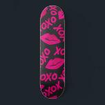 XOXO Quote Black Neon Pink Lipstick Patroon Persoonlijk Skateboard<br><div class="desc">Dit coole en schattige patroon is perfect voor het meisje. Het bevat handbeschilderde neonroze lippenstift en de typografische quote "Xoxo" boven op een eenvoudige zwarte achtergrond. Het is schattig, chic, modern en uniek; perfect voor je dagelijkse stijl of zelfs een speciaal cadeau voor Valentijnsdag. ***BELANGRIJKE NOTA VAN HET ONTWERP: Voor...</div>