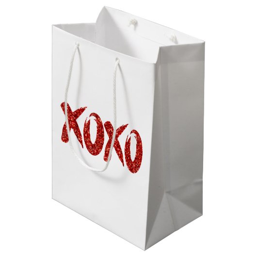 XOXO Red Glitter | Glam Brushstroke Hug en Kisses Medium Cadeauzakje (Voorkant Gekanteld)