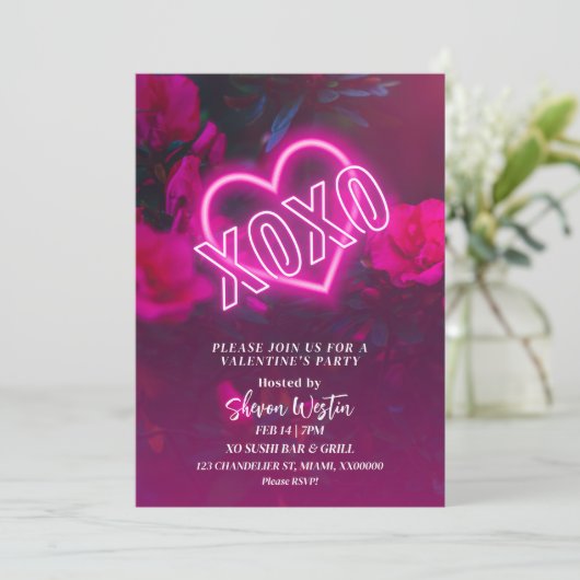 XOXO Roze Neon Hart Valentijn Party Uitnodiging (Staand voorkant)