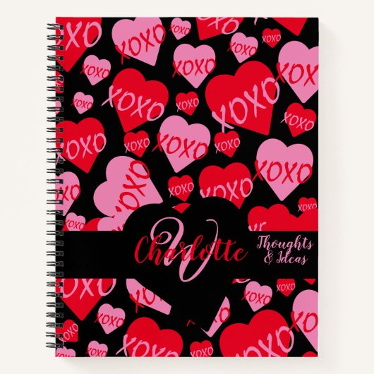 XOXO Roze Rood Hart Patroon Monogram Love Zwart Notitieboek (Voorkant)