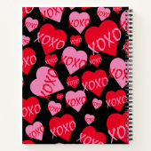 XOXO Roze Rood Hart Patroon Monogram Love Zwart Notitieboek (Achterkant)
