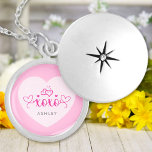 XOXO Script Roze harten Liefde Naam Gepersonalisee Locket Ketting<br><div class="desc">Voeg een naam toe en creëer eenvoudig uw gepersonaliseerde ketting. U kunt DIT ONTWERP OVERDRAGEN op andere Zazzle-producten en het aanpassen aan de meeste Zazzle-items. Standaard Studio-design zijn gemaakt in hoge resolutie voor een professionele afdruk. Bedankt voor het kiezen van onze design en het stoppen bij Standard Studio Design.</div>