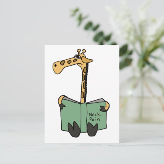 XX- Funny Giraffe Reading Neck Pain Book Cartoon Briefkaart (Staand voorkant)