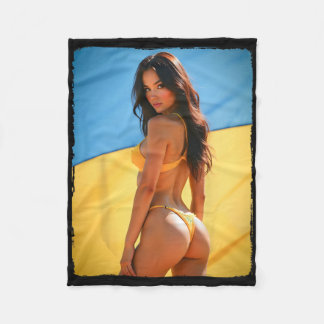 Y Girl Graphic Tee - modern Pinup Girl And Ukraine Fleece Deken