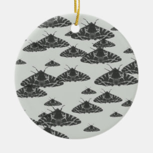 Yaei moth butterflies op witte achtergrond keramisch ornament