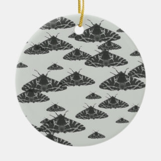 Yaei moth butterflies op witte achtergrond keramisch ornament