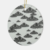 Yaei moth butterflies op witte achtergrond keramisch ornament (Links)
