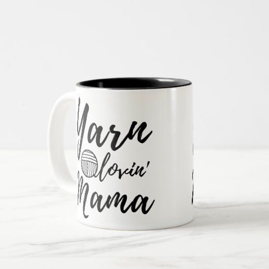 Yarn Loving Mama Knit Crochet Crafts Tweekleurige Koffiemok (Voorkant links)