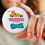 Yarnaholic Funny Gezegde w. Yarn op vrachtwagen Ronde Button 5,7 Cm<br><div class="desc">Retro ontwerp met een geliefd yarnaholic gezegde, geschikt voor brei- en haakverslaafden (zoals wij!). De zin van het garen is geschreven in casual hoofdletters en luidt: "Ik ben een yarnaholic op weg naar herstel - grapje - ik ben op weg naar de garenwinkel". Het ontwerp is voorzien van een vrachtwagen...</div>