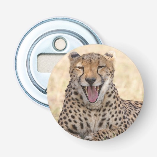 Yawning Cheetah Button Flesopener (Voorkant)
