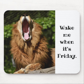 Yawning Lion-Wake me als de vrijdag Muismat