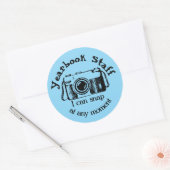 Yearbook Staff - Ik kan op elk moment knappen Ronde Sticker (Envelop)