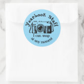 Yearbook Staff - Ik kan op elk moment knappen Ronde Sticker (Tas)