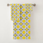 Yellow and green geometric pattern bad handdoek (Insitu)