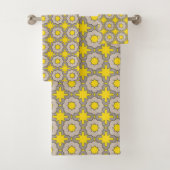 Yellow and green geometric pattern bad handdoek (Insitu)