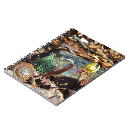 Yellow and Plum Trout Lily en Snagel Shell Notitieboek (Linkerzijde)