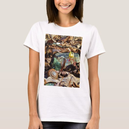 Yellow and Plum Trout Lily en Snagel Shell T-shirt (Voorkant)