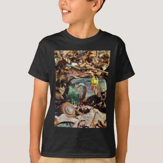 Yellow and Plum Trout Lily en Snagel Shell T-shirt (Voorkant)