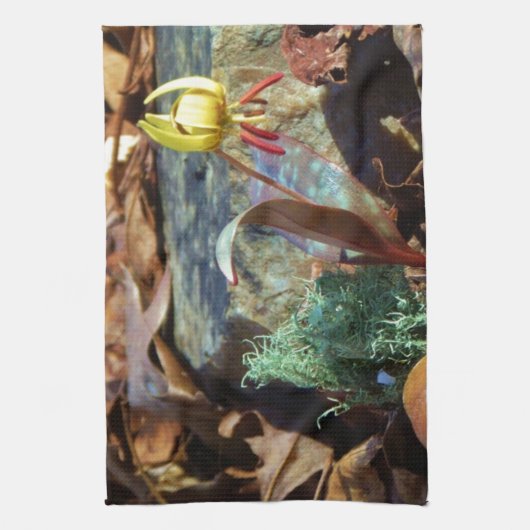 Yellow and Plum Trout Lily en Snagel Shell Theedoek (Verticaal)