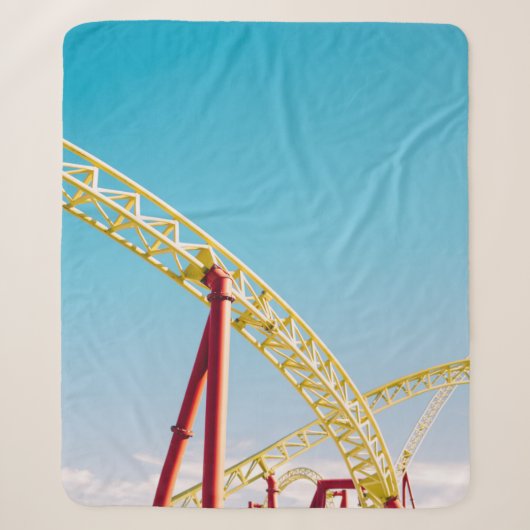 Yellow and red roller coaster under blue sky at da sherpa deken (Voorkant)